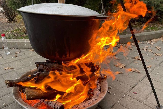 Дніпрян пригостять безкоштовним борщем у парках міста