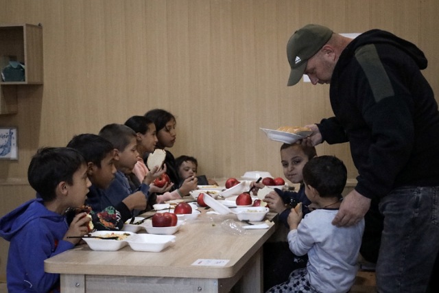 Транзитний центр у Волоському щодня приймає сотні нових біженців