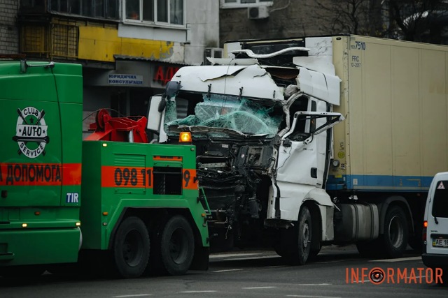 У Дніпрі на Старочумацькій легковик заїхав під фуру і та перекинулася: пошкоджений магазин