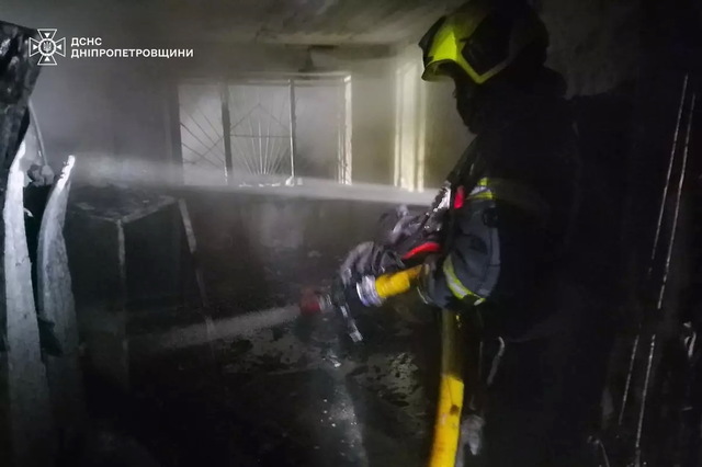 В Днепре ликвидируя пожар в многоэтажке, пожарные спасли 8 человек