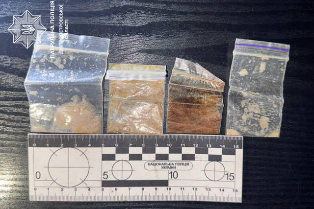 В Днепре патрульные обнаружили у женщины слип-пакеты с запрещенными веществами