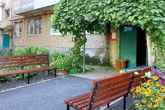 В одном из микрорайонов Перещепиного переоборудовали входы в подъезды многоэтажек