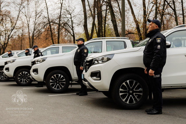 Днепровской полиции передали 5 пикапов