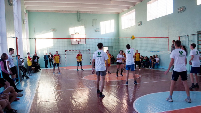 Турнір із волейболу до Дня Збройних сил стартував у Кам’янському