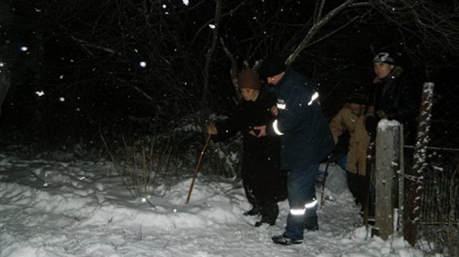 В Каменском спасли пожилых людей, оказавшихся в снежной ловушке