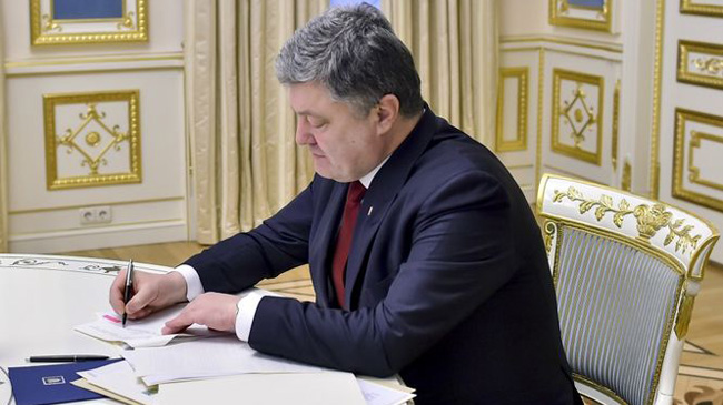 Порошенко подписал законы, которые направят налоги с топлива на строительство дорог