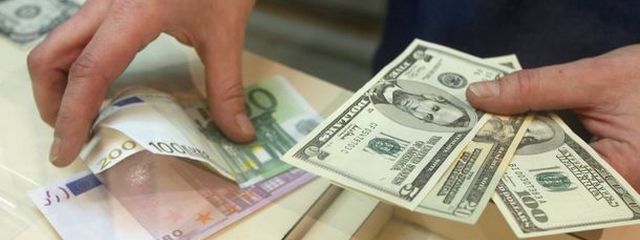 В обменниках должны появиться кассовые аппараты. Фото: AFP Обменники Украины обязали обзавестись кассовыми аппаратами