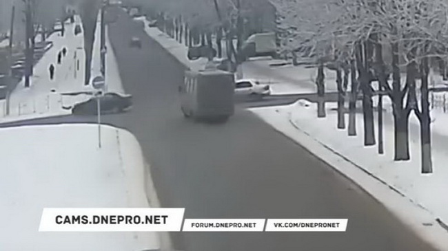 В Каменском маршрутка въехала в буксирный трос