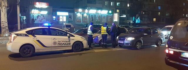 На Калиновой столкнулись Chevrolet и Daewoo: образовалась пробка