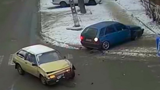 Не уступил дорогу: в Каменском столкнулись ВАЗ и Fiat