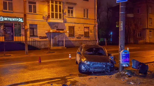 В Днепре на Мануйловском проспекте Honda «влетела» в столб