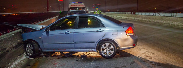 В Днепре на Центральном мосту Kia «влетел» в отбойник