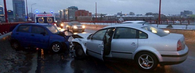 Лобовое столкновение на мосту: женщину из Daewoo доставали спасатели