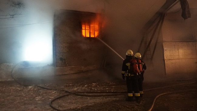 В Днепре спасатели больше 12-ти часов тушили пожар на маслобойне