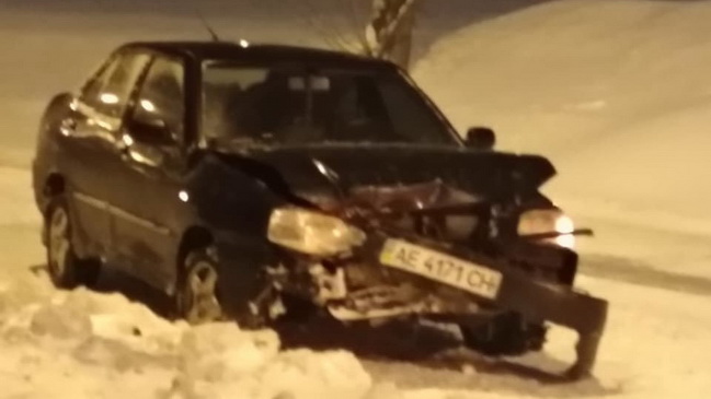 В Каменском на Аношкина автомобиль врезался в дерево