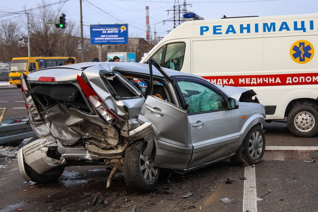В Днепре на Набережной столкнулись 4 автомобиля: две полосы движения перекрыты