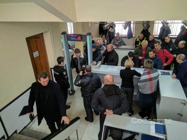 Внеочередная сессия горсовета в Каменском прошла в усиленном режиме безопасности