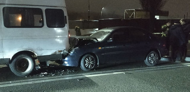 В Каменском на Юбилейном проспекте Daewoo протаранил микроавтобус и загорелся