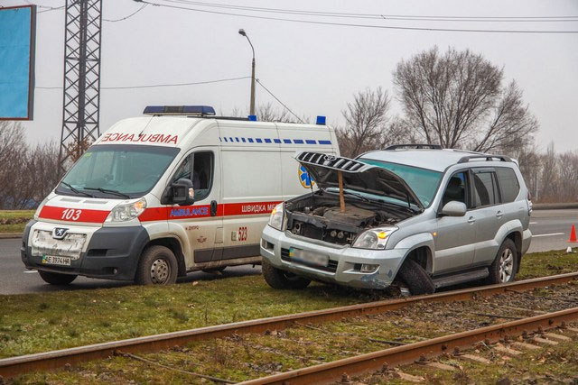 В Днепре на Кайдакском мосту Toyota вылетел на газон: движение трамваев заблокировано