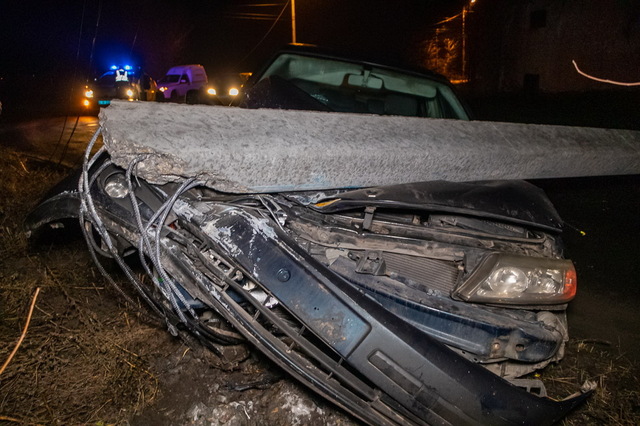 В Днепре возле шинного завода Renault повалил два столба