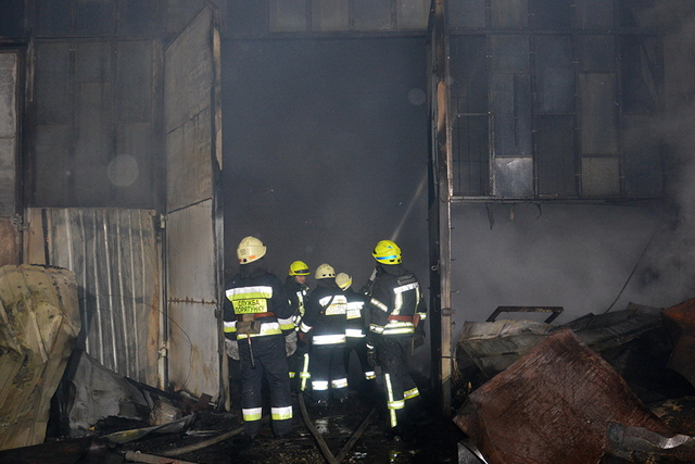 У Дніпрі на вул. Миколи Руденка горів ангар з будівельними матеріалами