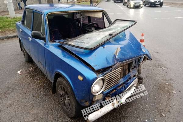 В Днепре на проспекте Хмельницкого столкнулись ВАЗ и Toyota RAV4: пострадали два человека