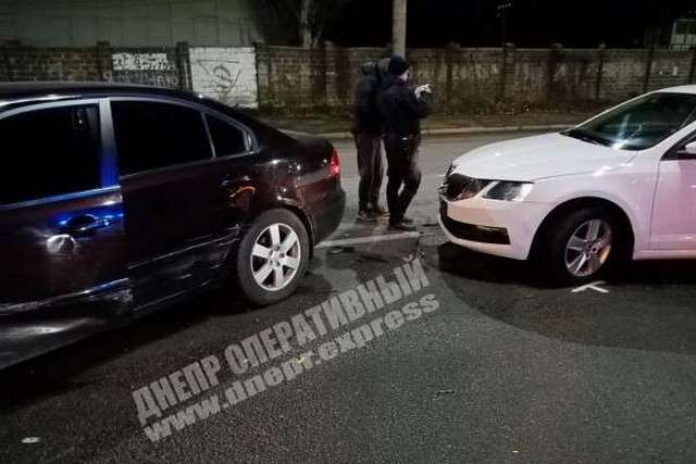 В Днепре на Криворожской автомобиль Skoda врезался в бок Kia