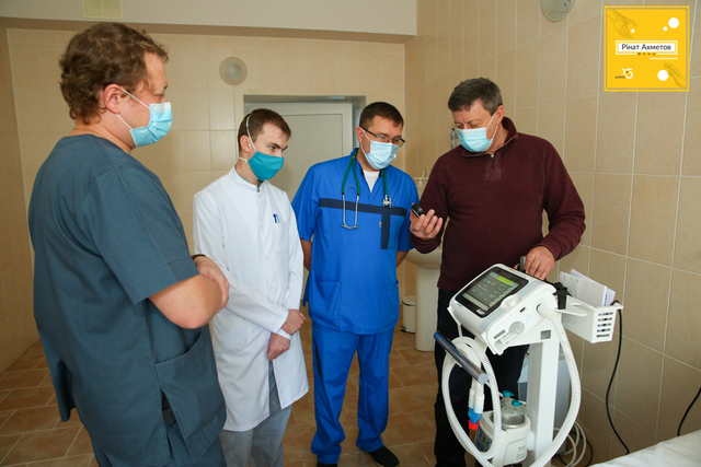 Фонд Рината Ахметова передал современные аппараты ИВЛ медикам Кривого Рога