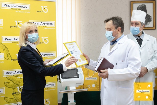 Медики Черниговской области получили современный аппарат ИВЛ от Фонда Рината Ахметова