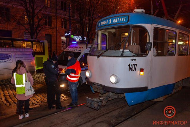 В центре Днепра пьяная девушка с ребенком переходила дорогу и врезалась в трамвай: обоих забрала скорая