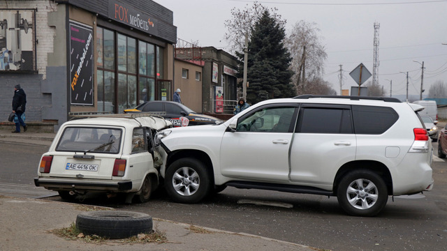 В Днепре на Большой Диевской столкнулись ВАЗ и Toyota Prado