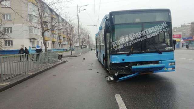 В Днепре на Слобожанском проспекте столкнулись автобус и Daewoo