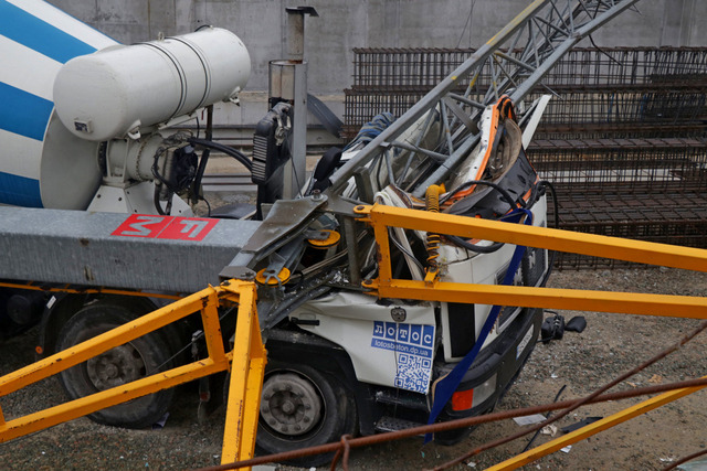 В Днепре высотный кран упал на бетономешалку: мужчину раздавило в кабине