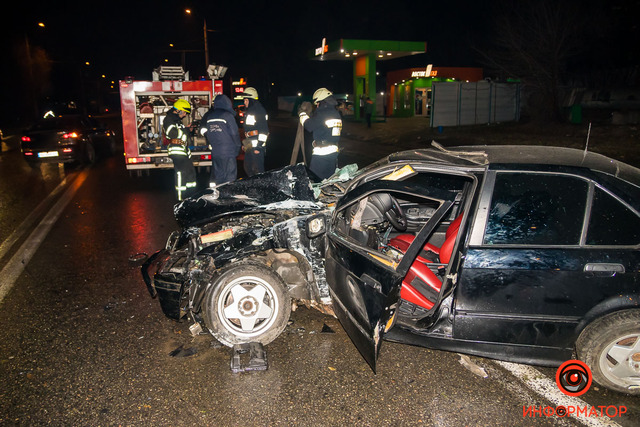 В Днепре BMW въехал в столб: пострадала девушка