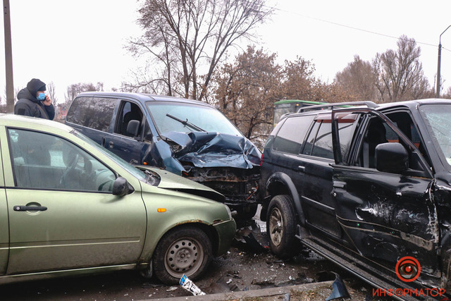 На улице Каруны на виадуке столкнулись Mitsubishi, Hyundai и ВАЗ: пострадали 4 человека