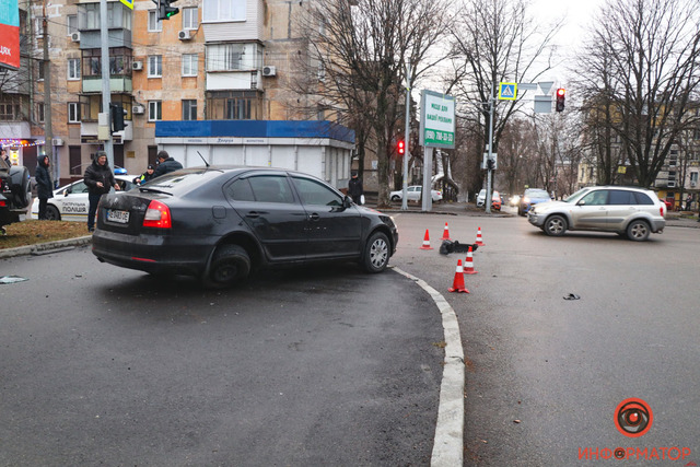 В Днепре на Поля из-за столкновения с Toyota, Skoda отбросило в девушку на тротуаре (момент ДТП)