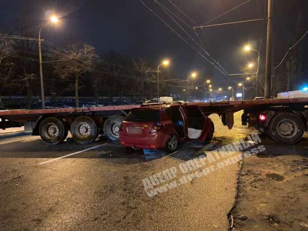 В Днепре на Набережной Победы автомобиль KIA