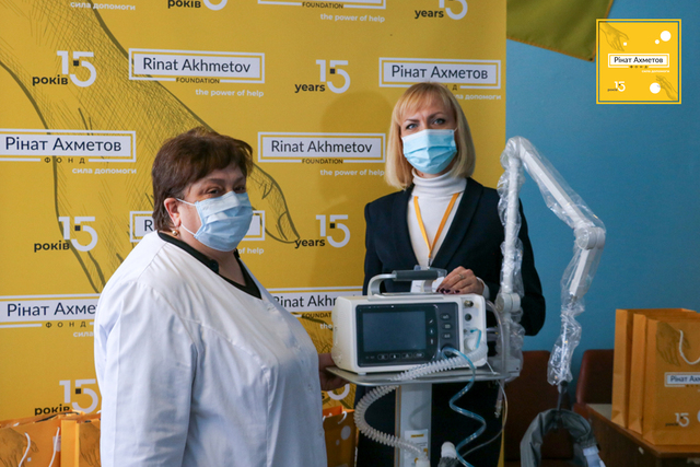 Фонд Рината Ахметова передал современный аппарат ИВЛ медикам Очакова