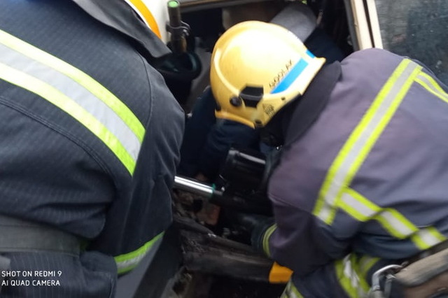 На Днепропетровщине водителя доставали из машины с помощью домкрата