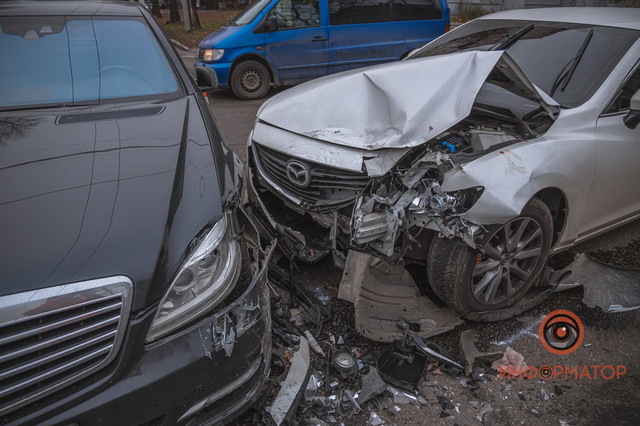 В Днепре на Антоновича столкнулись Mercedes и Mazda: образовалась пробка