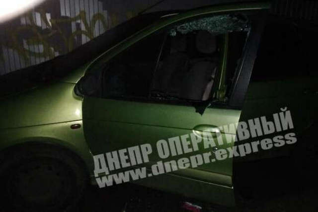 Поиск свидетелей: в Днепре двое парней разбили стекло и вскрыли припаркованный автомобиль