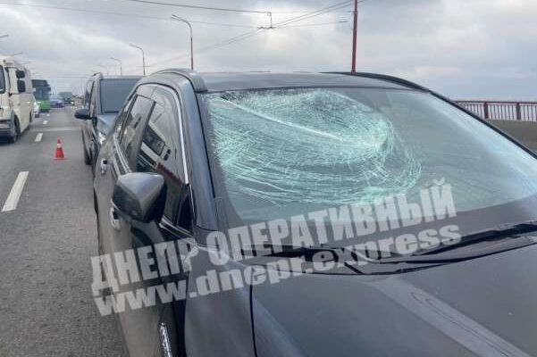 В Днепре на Новом мосту кусок льда отлетел от грузовика в иномарку