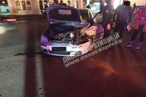 В Днепре на Донецком шоссе микроавтобус в результате ДТП наехал на мужчину