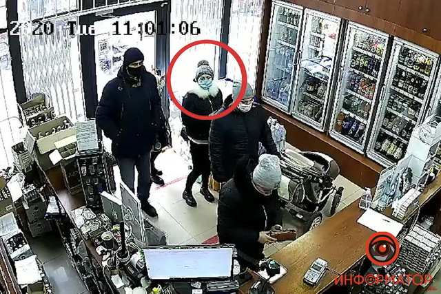 В Днепре женщина с маленькой девочкой обворовала коляску молодой мамы: видео момента