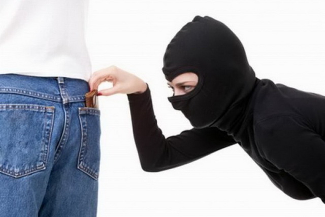 «Работу» днепровской шайки карманниц сняли камеры видеонаблюдения