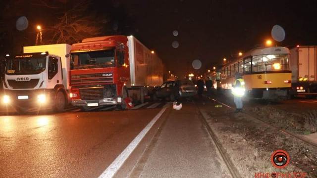 В Днепре на Ивана Мазепы тройное ДТП: движение трамваев парализовано