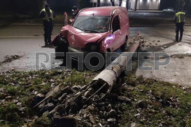 В Кривом Роге водитель иномарки не справился с управлением и влетел в электроопору