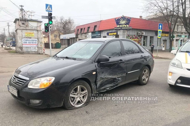 В Днепре на Нигояна водитель Kia спровоцировал ДТП: видео момента