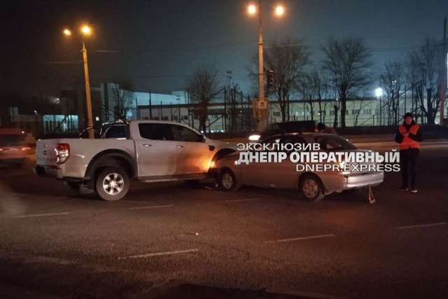 В Днепре учебный автомобиль столкнулся с Ford