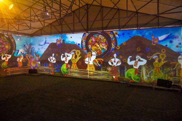 В сквере Героев возле ДнепрОГА можно посмотреть диджитал-инсталляцию Петриковской росписи